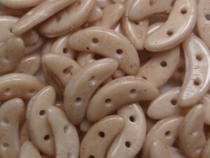 CZM-CR-S0006WH ColorTrends Opaque Iced Coffee CzechMates Crescent 10 gram. - Afbeelding 1
