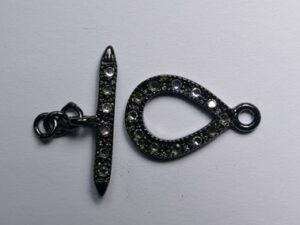TG-204 Zwart met Crystals Toggle Clasp, kapittelsluiting, 1 streng