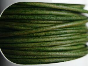 IL-2-DADG Dyed Antique Dark Green Indiaas leer rond 2 mm, 50 cm
