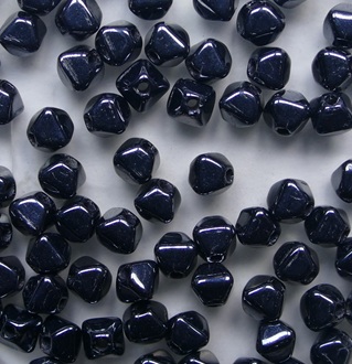 0020334 Jet Hematite Dubbele Piramide 4x4 mm color 23980-14400