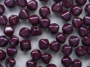 0050367 Opaque Red Nebula Czech Glass Dubbele Piramide 4x4 mm 50 stuks