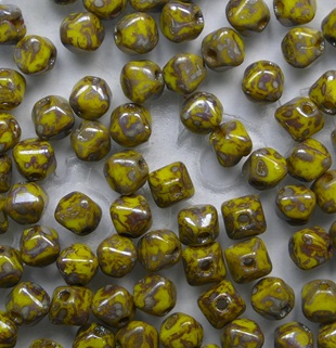 0130163 Opaque Yellow Silver Picasso Dubbele Piramide 4x4 mm color 83120-43400