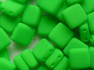 CMT-25124AL Neon Groen Czech Mates 2 hole Tile 25 Pc.