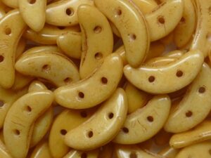 CZM-CR-S0014WH ColorTrends Opaque Spicy Mustard CzechMates Crescent 10 gram - Afbeelding 1