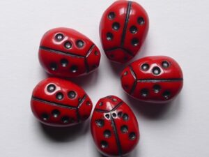 0050376 Opaque Red Black Washed Lieveheersbeestjes kralen 4 Pc.