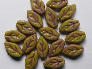 0100657 Opaque Green Pink Stone Kersenblaadje, Cherry Leaf 25 Pc.