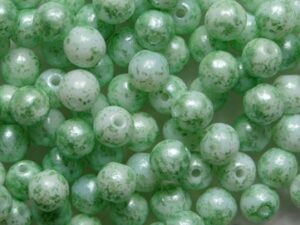 04-R-02010-94322 White Alabaster Copper Green Splatter Druk Round Glass beads 4 mm